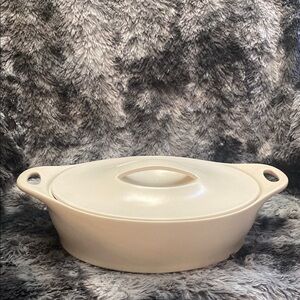 CORNING WARE CREATIONS 2 QT. BEIGE STONEWARE CASSEROLE
DISH W/ COVER